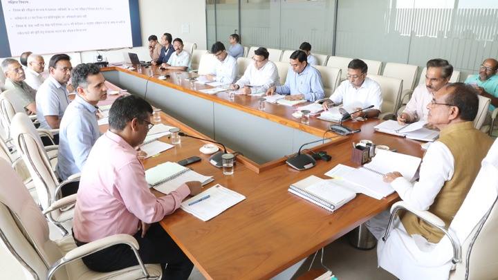 मुख्यमंत्री श्री चौहान की अध्यक्षता में हुई सड़क विकास निगम की बैठक